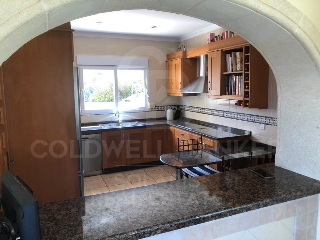 Encantadora villa de estilo rústico-mediterráneo con vistas espectaculares al mar