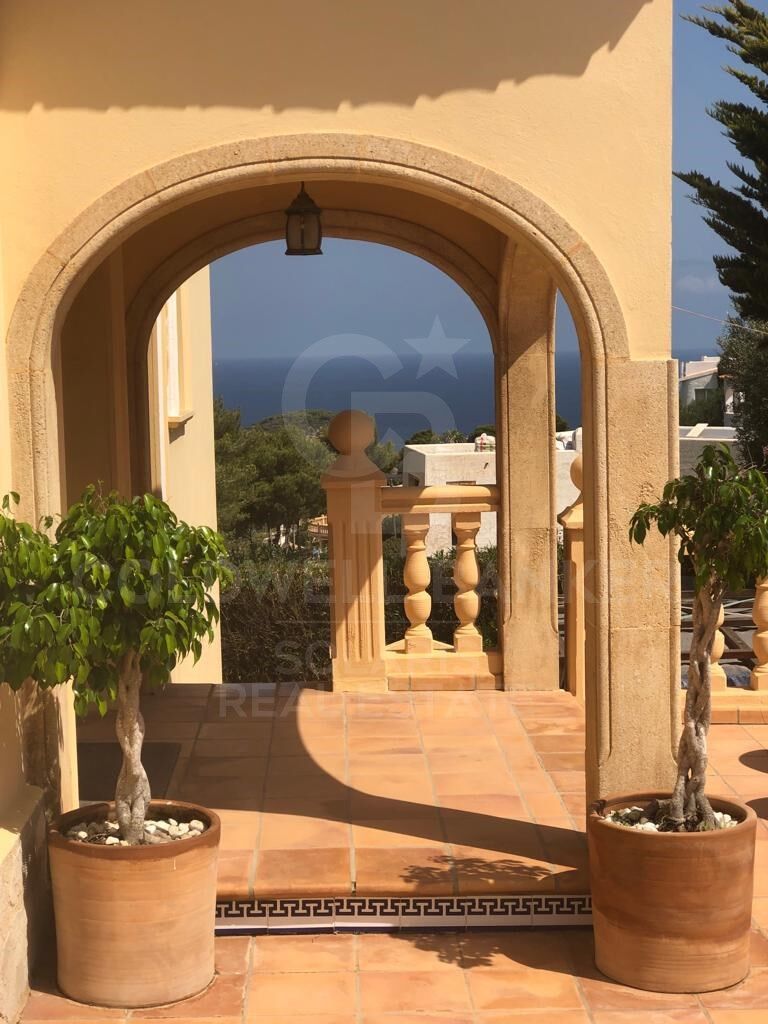 Encantadora villa de estilo rústico-mediterráneo con vistas espectaculares al mar