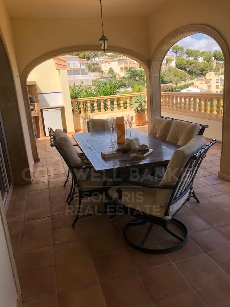 Encantadora villa de estilo rústico-mediterráneo con vistas espectaculares al mar