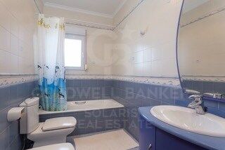 Charmante villa de style rustique-méditerranéen avec une vue spectaculaire sur la mer