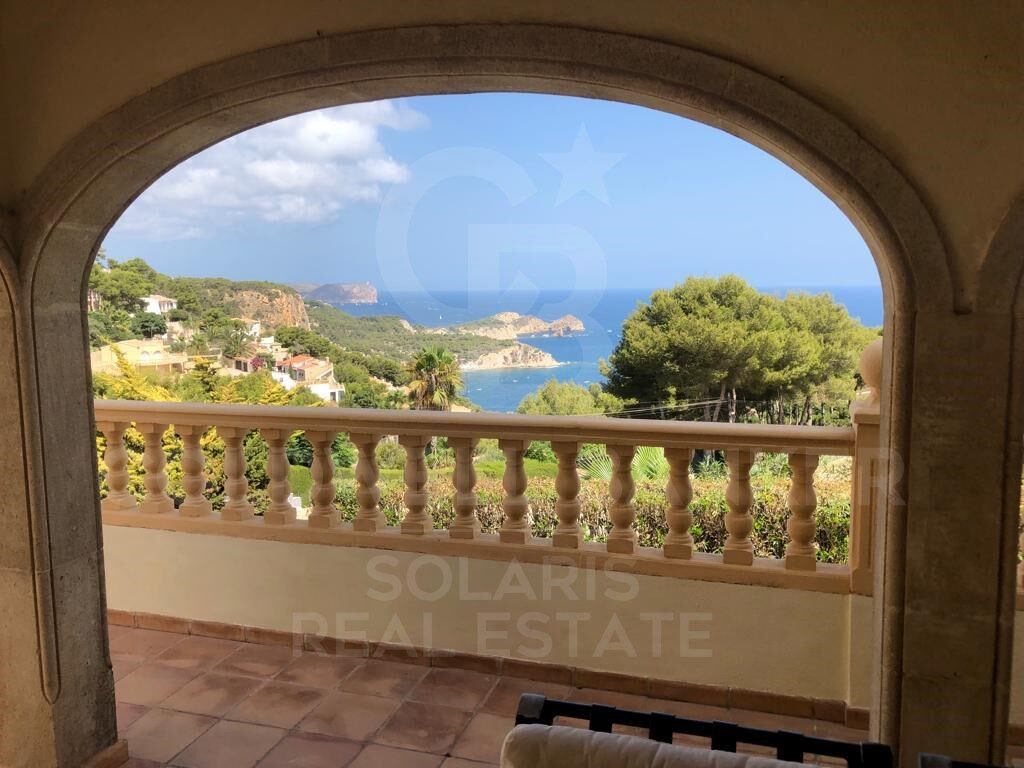 Encantadora villa de estilo rústico-mediterráneo con vistas espectaculares al mar