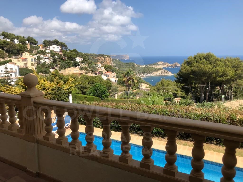 Charmante villa de style rustique-méditerranéen avec une vue spectaculaire sur la mer