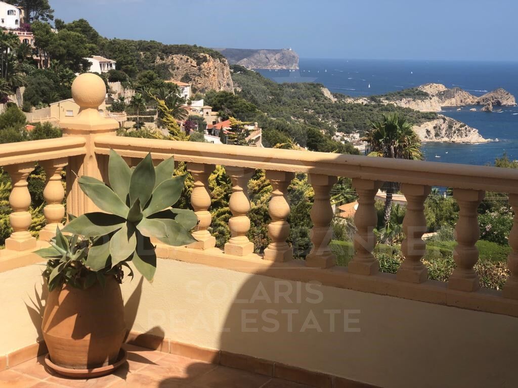 Encantadora villa de estilo rústico-mediterráneo con vistas espectaculares al mar