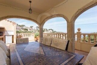 Encantadora villa de estilo rústico-mediterráneo con vistas espectaculares al mar