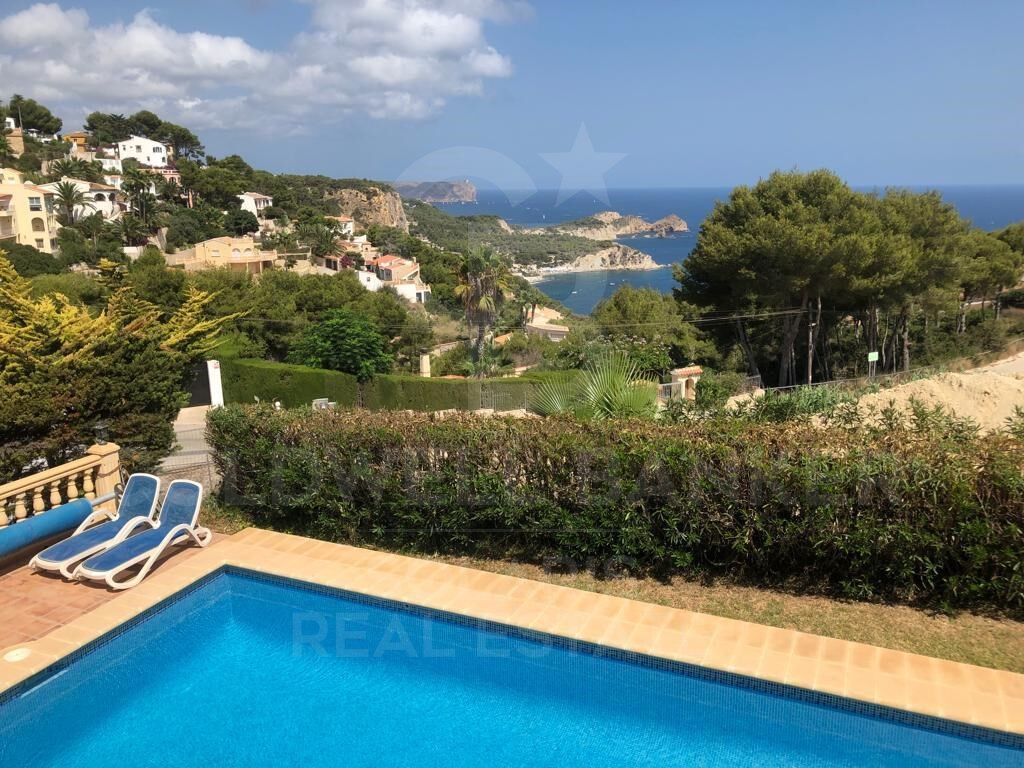 Encantadora villa de estilo rústico-mediterráneo con vistas espectaculares al mar