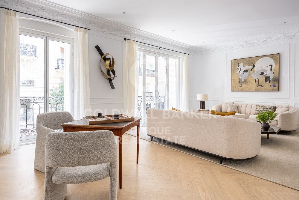 Spectacular flat with terrace for sale in Recoletos, Madrid