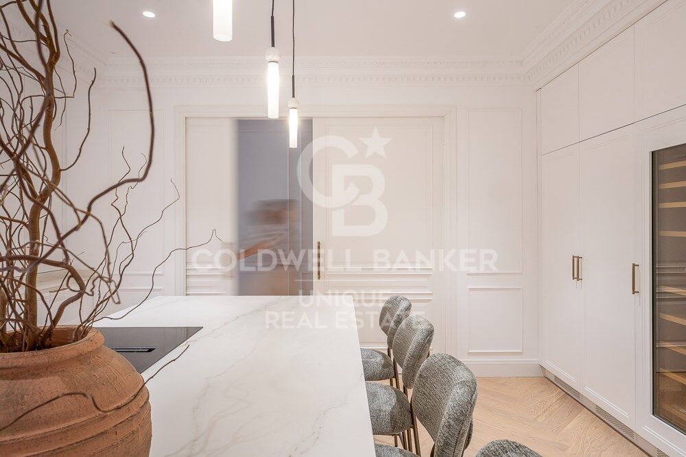 Spectacular flat with terrace for sale in Recoletos, Madrid