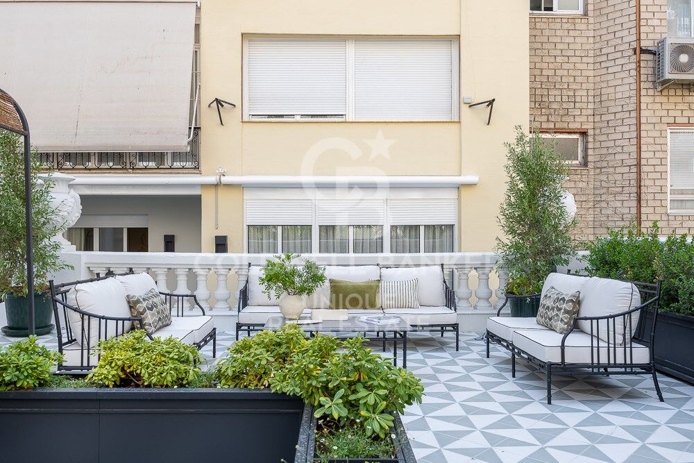 Spectacular flat with terrace for sale in Recoletos, Madrid