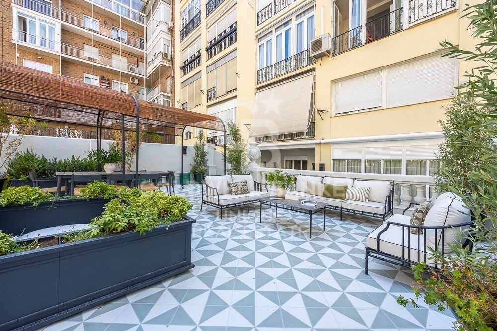 Spectacular flat with terrace for sale in Recoletos, Madrid