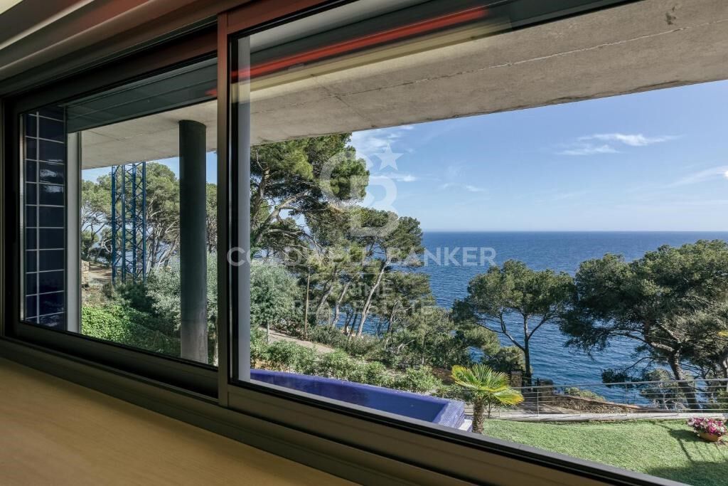 Modern home in Llafranc with stunning sea views