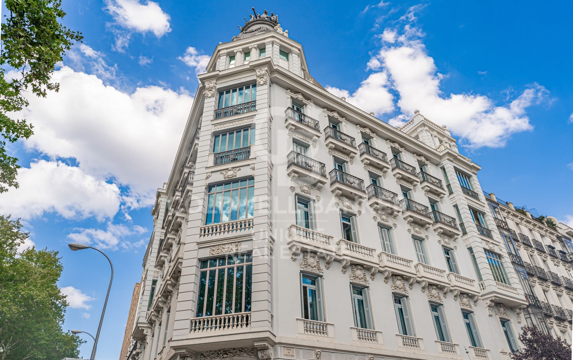 Exclusiva vivienda en venta con terraza y encanto clásico, en Barrio de Salamanca, Madrid