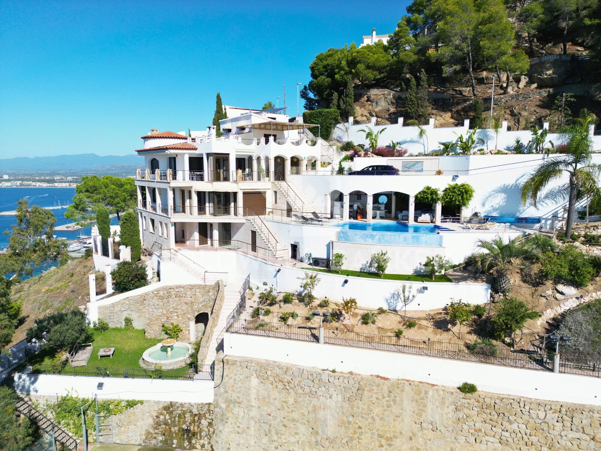 Exclusive villa with sea views, in Roses, Costa Brava