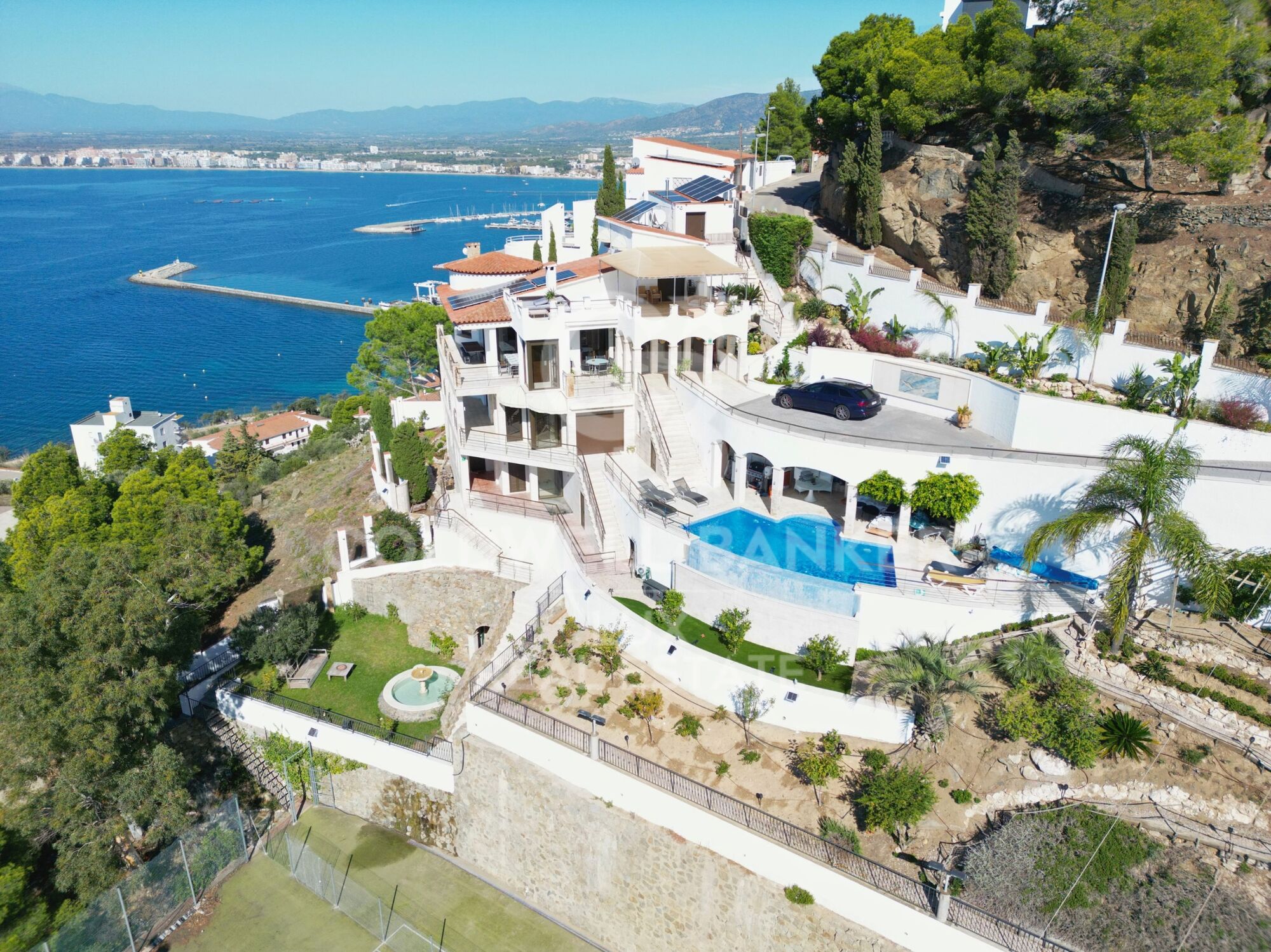 Exclusive villa with sea views, in Roses, Costa Brava