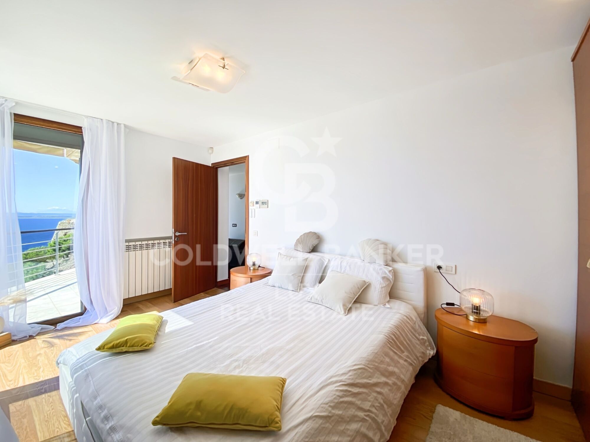 Villa exclusiva con vistas al mar y licencia turística en Roses, Costa Brava