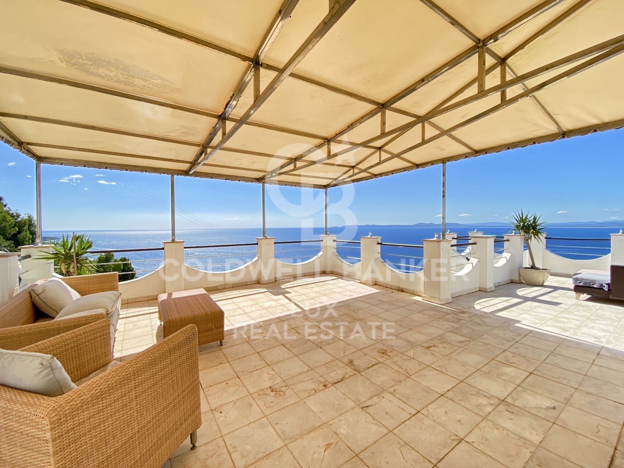 Exclusive villa with sea views and tourist rental license in Roses, Costa Brava