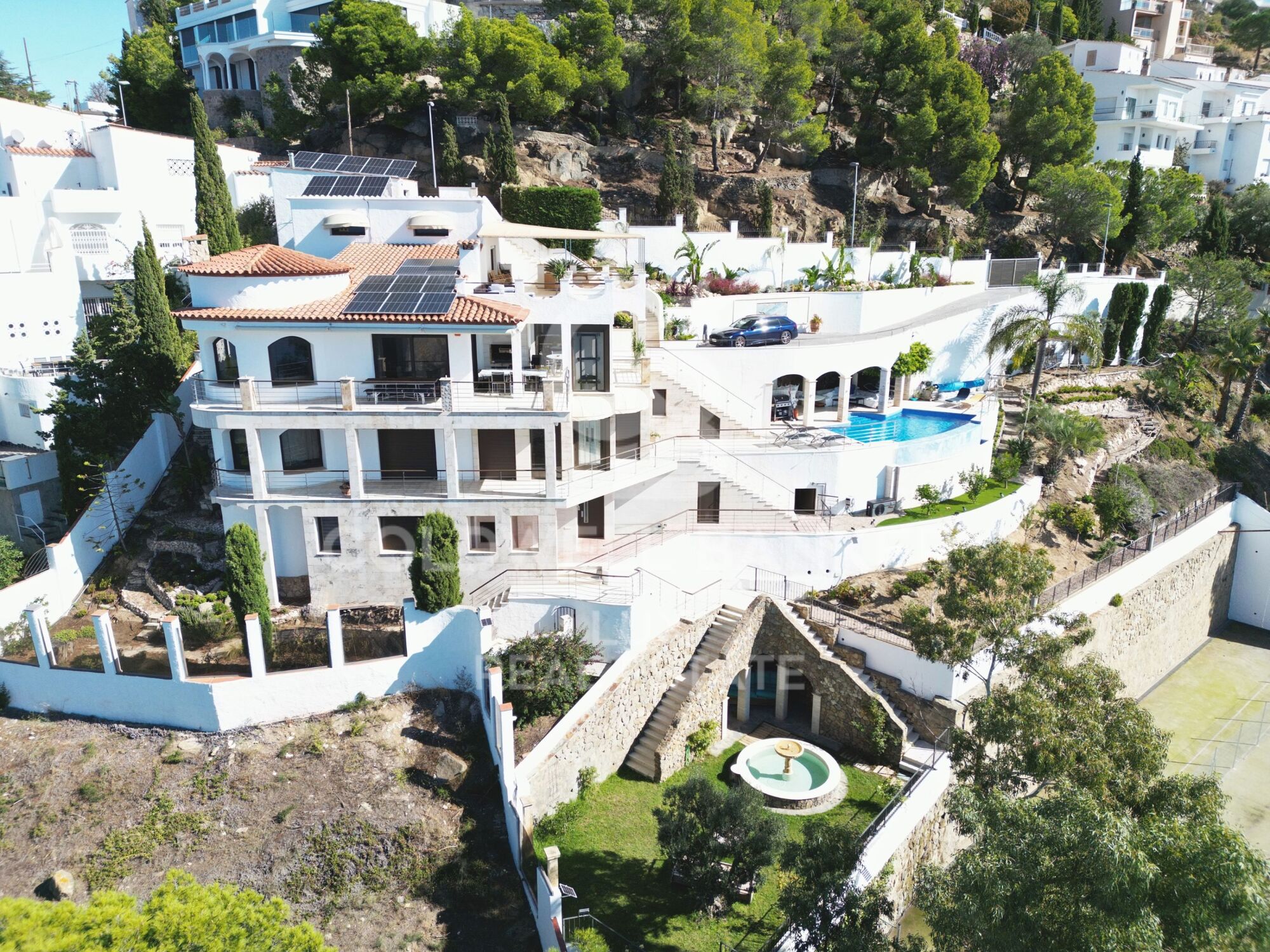 Exclusive villa with sea views and tourist rental license in Roses, Costa Brava