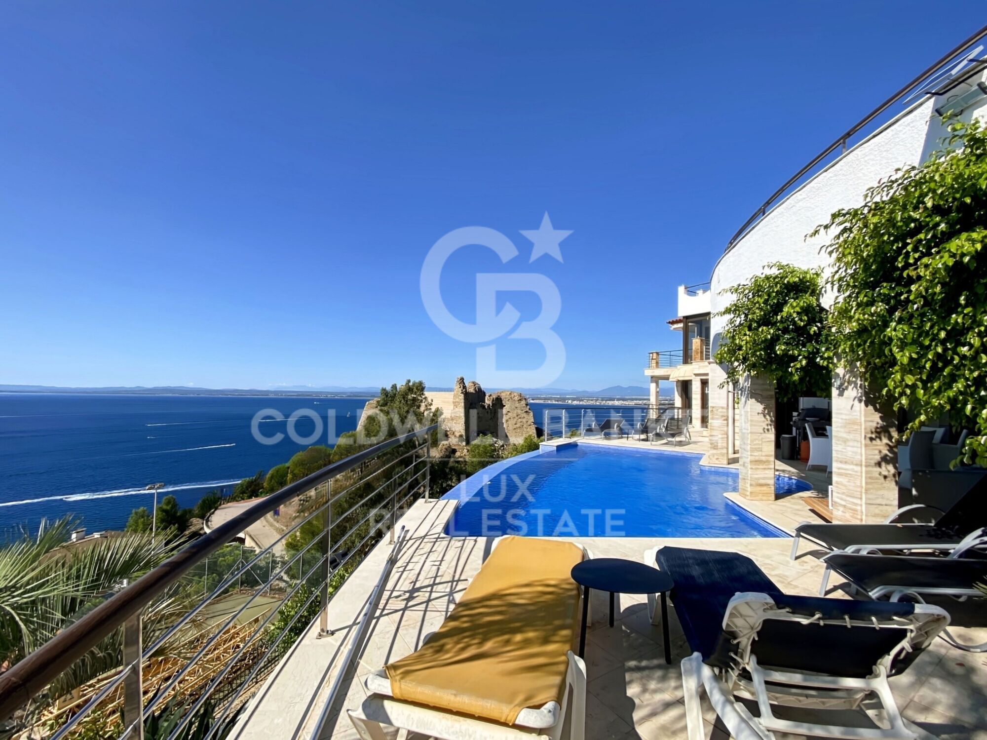 Villa exclusiva con vistas al mar y licencia turística en Roses, Costa Brava