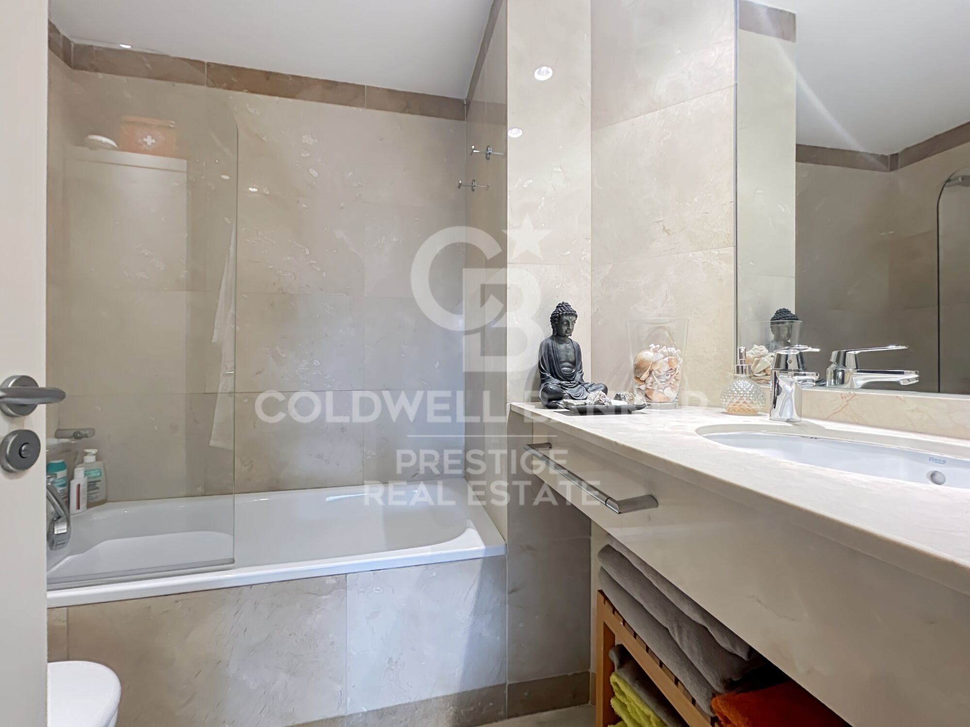 Piso con dos piscinas comunitarias, gimnasio, pistas de padel, parking y trastero