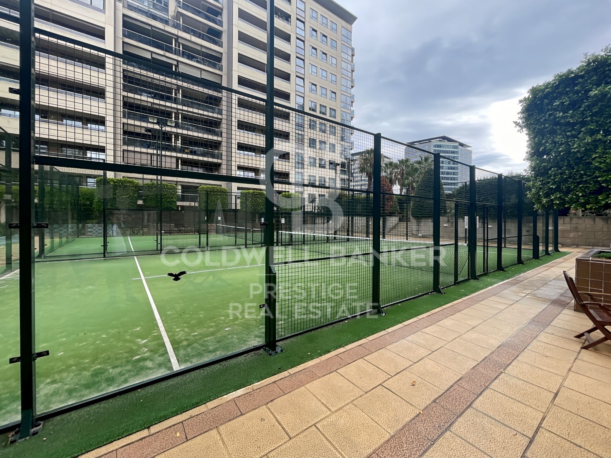 Piso con dos piscinas comunitarias, gimnasio, pistas de padel, parking y trastero