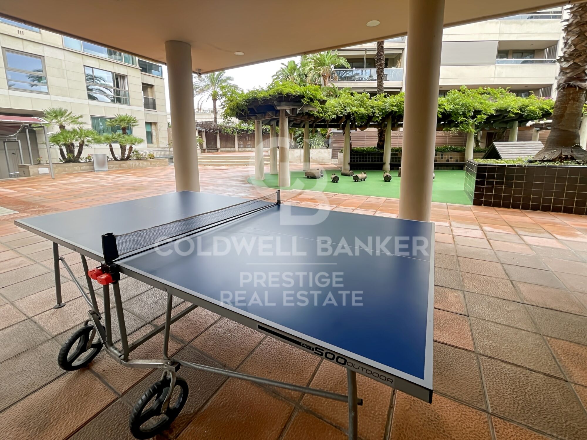 Piso con dos piscinas comunitarias, gimnasio, pistas de padel, parking y trastero