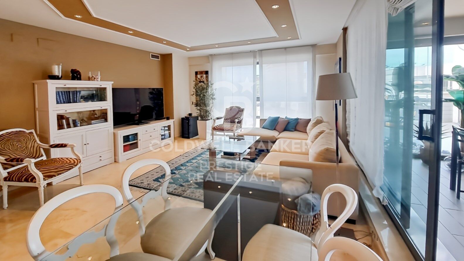 Piso con dos piscinas comunitarias, gimnasio, pistas de padel, parking y trastero