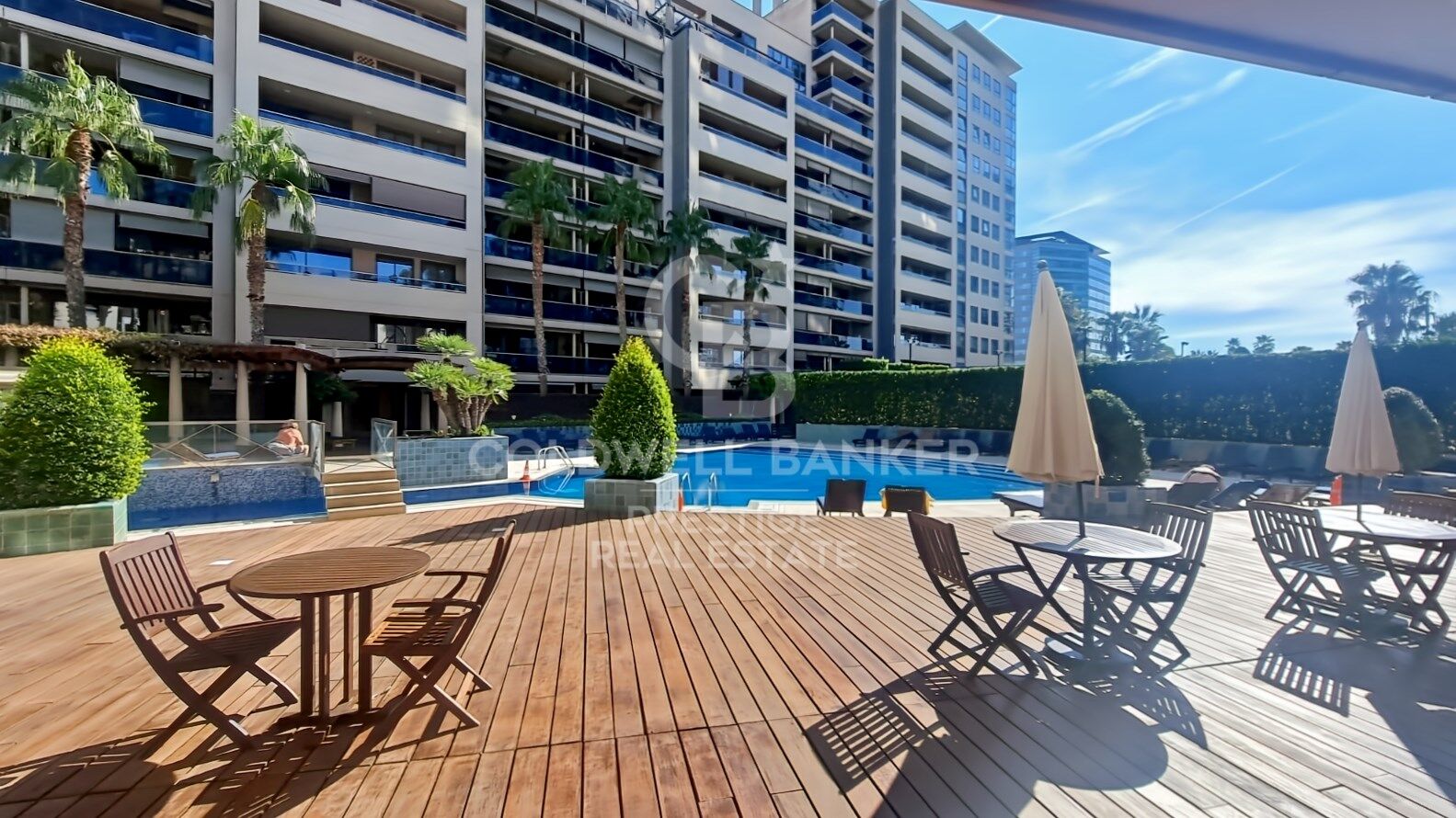 Piso con dos piscinas comunitarias, gimnasio, pistas de padel, parking y trastero