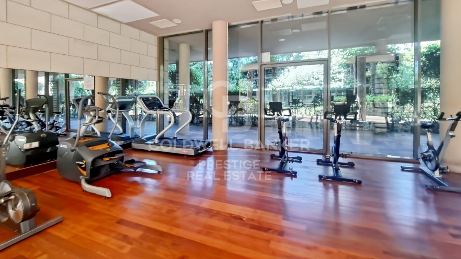 Piso con dos piscinas comunitarias, gimnasio, pistas de padel, parking y trastero