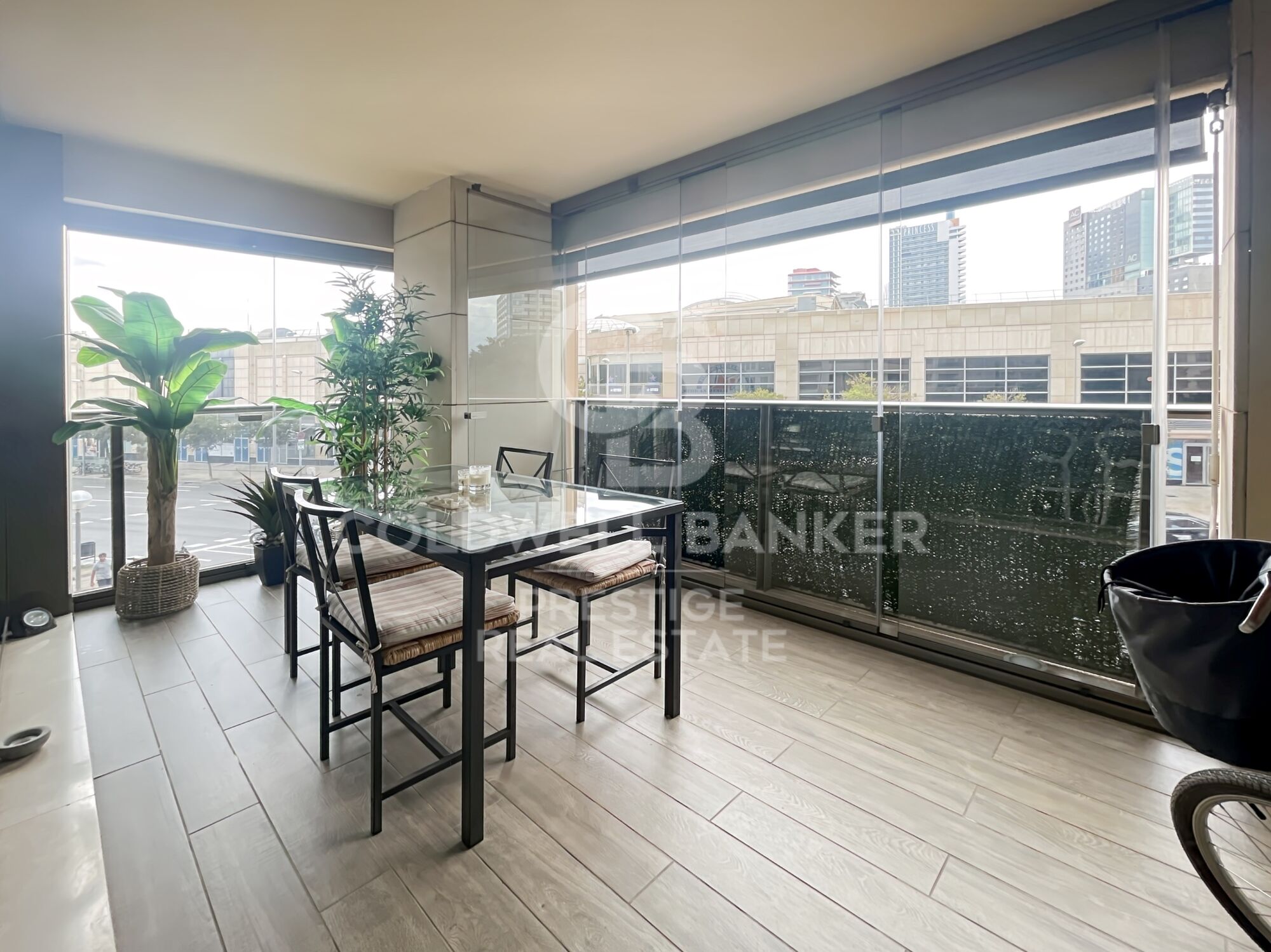 Appartement avec deux piscines communautaires, salle de sport, courts de paddle-tennis, parking et débarras