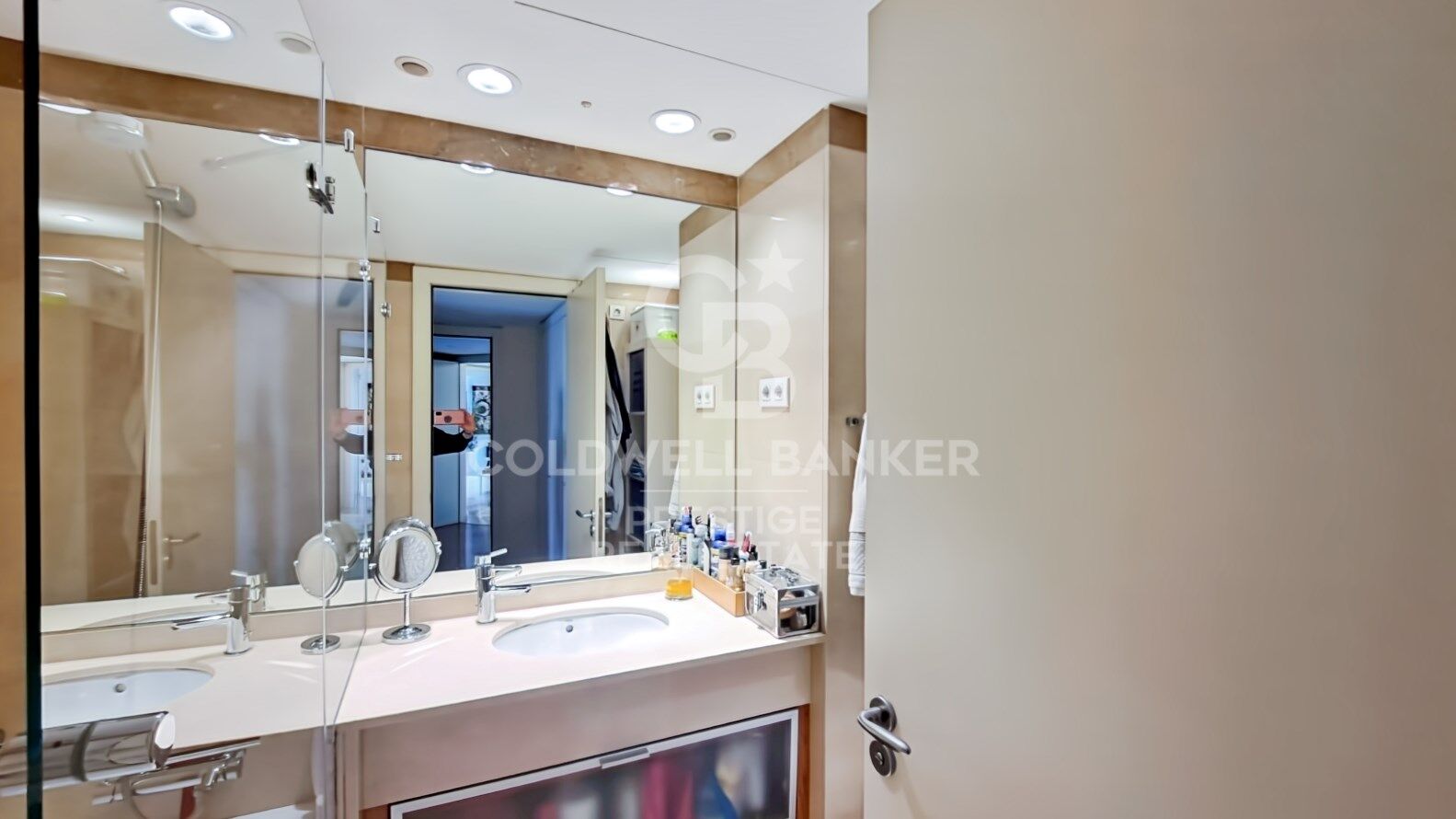 Appartement avec deux piscines communautaires, salle de sport, courts de paddle-tennis, parking et débarras