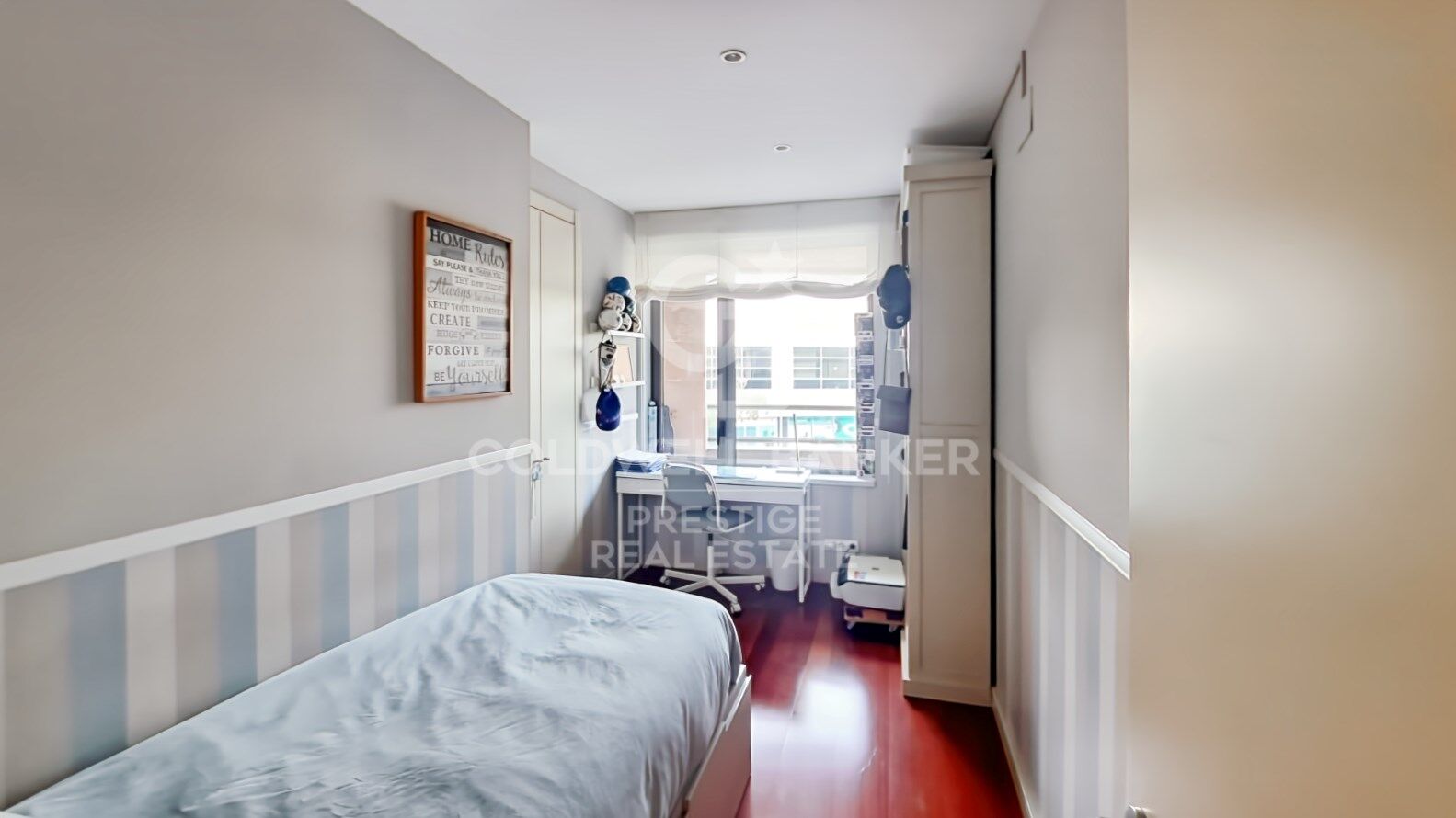 Appartement avec deux piscines communautaires, salle de sport, courts de paddle-tennis, parking et débarras