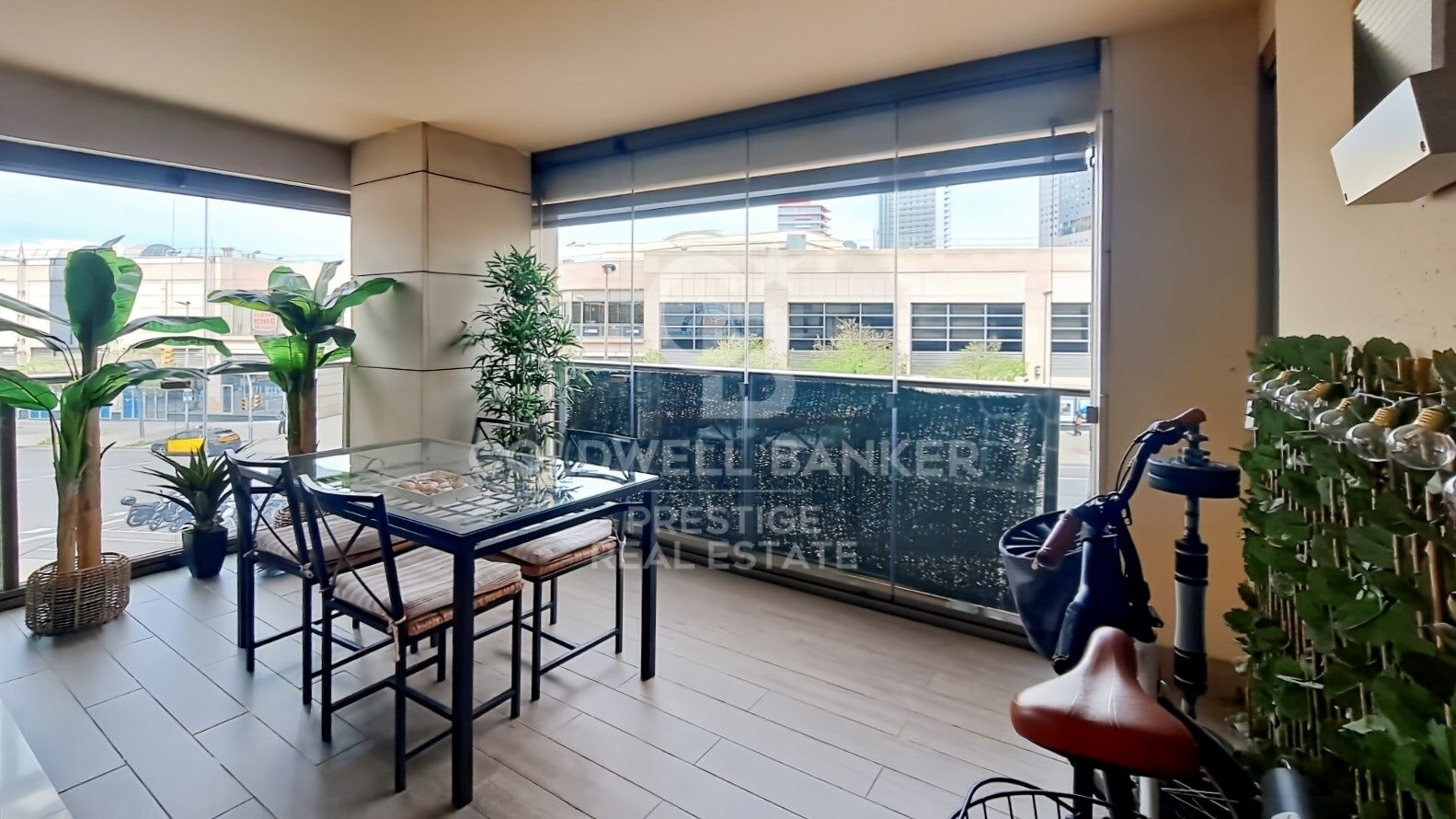 Piso con dos piscinas comunitarias, gimnasio, pistas de padel, parking y trastero