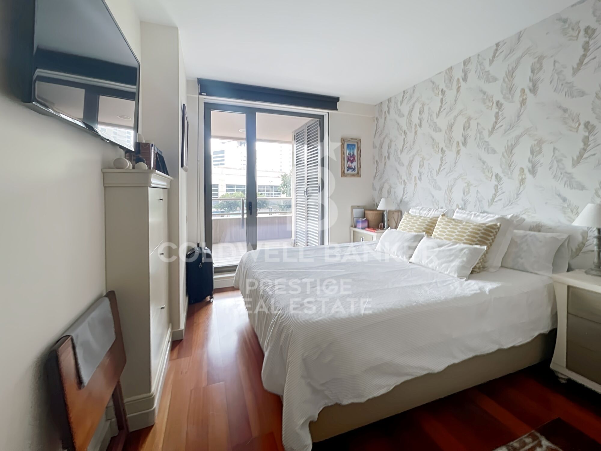 Piso con dos piscinas comunitarias, gimnasio, pistas de padel, parking y trastero