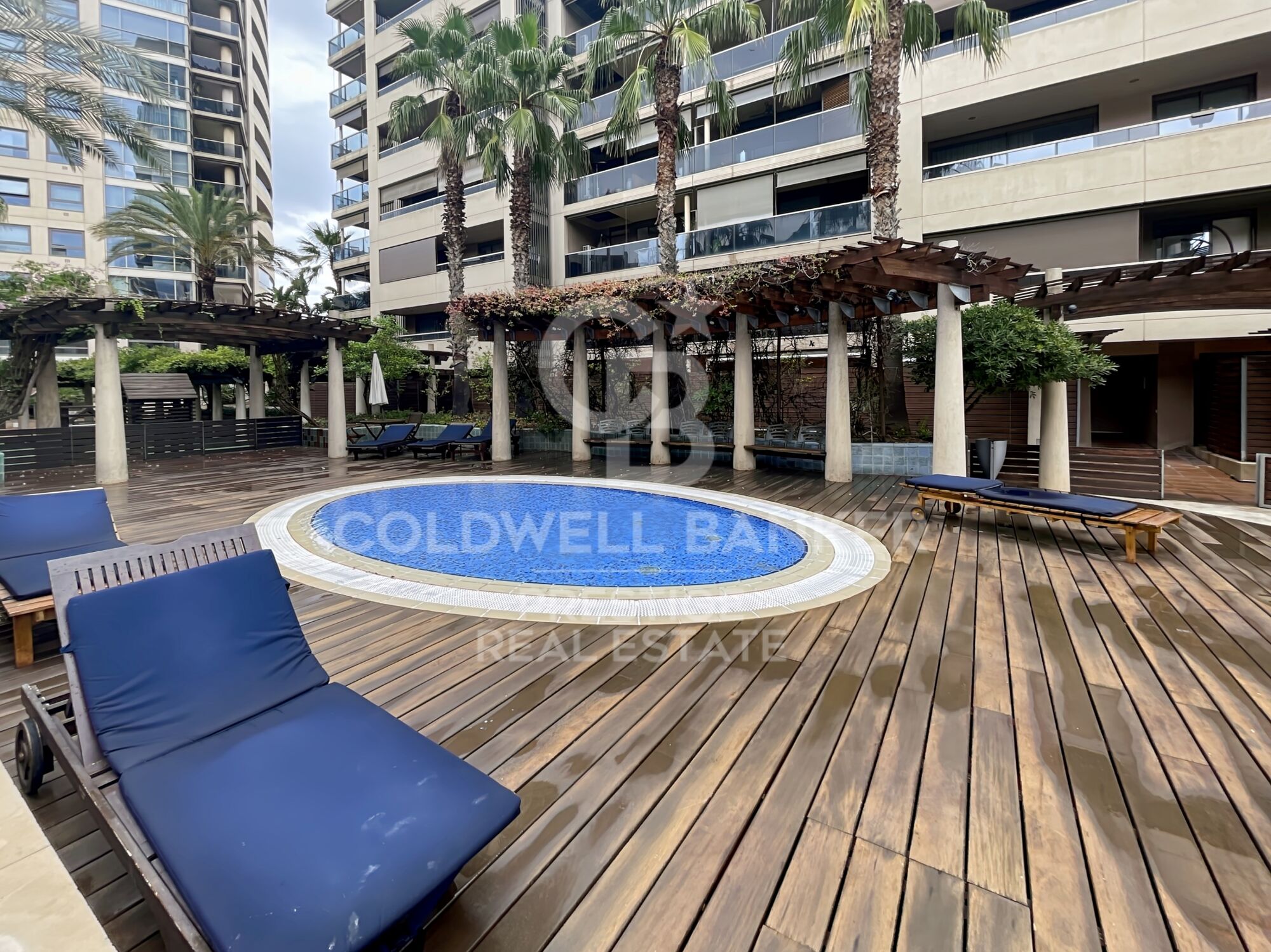 Piso con dos piscinas comunitarias, gimnasio, pistas de padel, parking y trastero