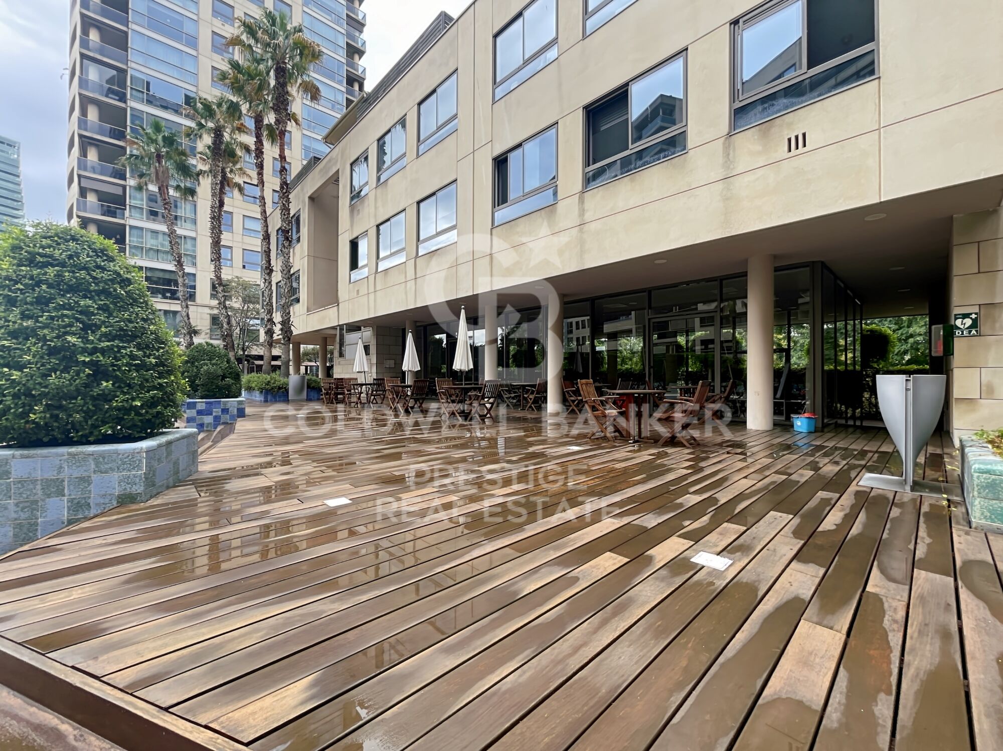 Piso con dos piscinas comunitarias, gimnasio, pistas de padel, parking y trastero