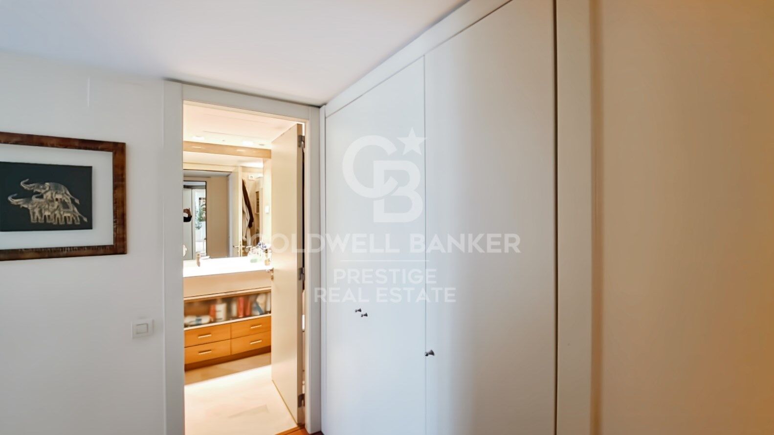 Appartement avec deux piscines communautaires, salle de sport, courts de paddle-tennis, parking et débarras