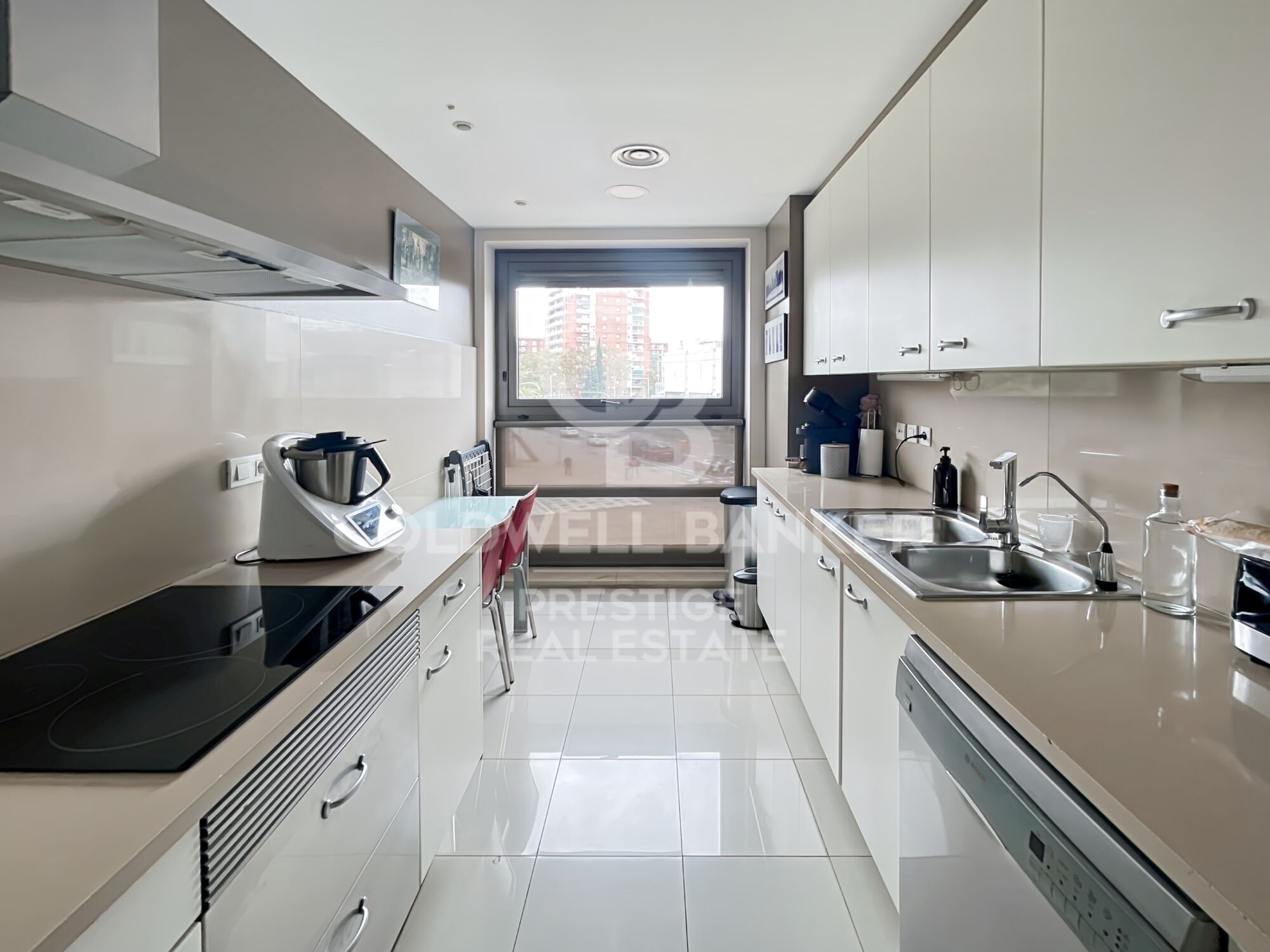 Appartement avec deux piscines communautaires, salle de sport, courts de paddle-tennis, parking et débarras