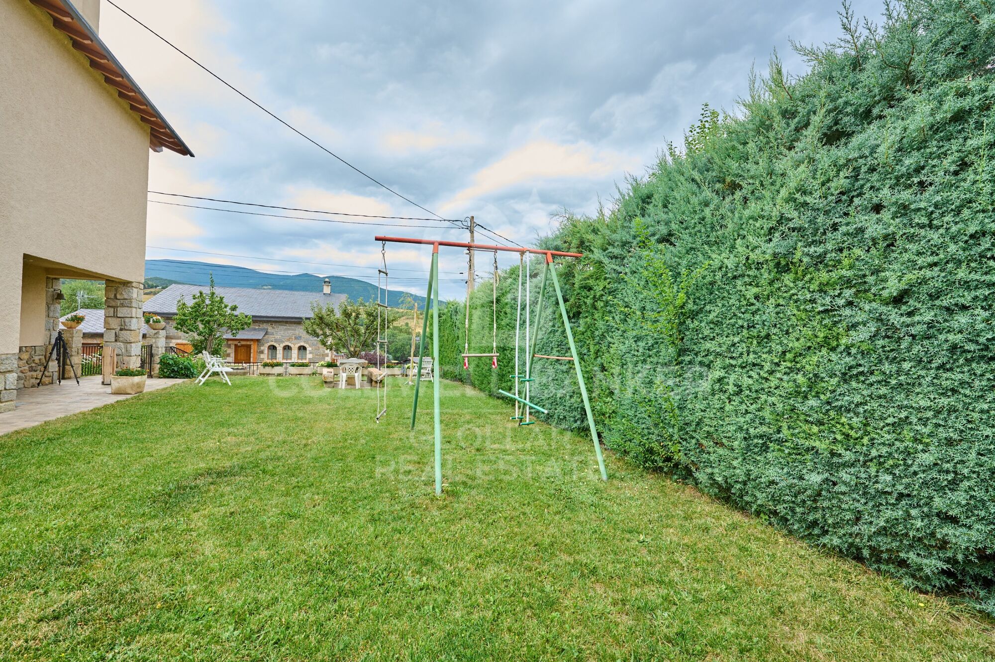 Casa Independiente con jardín soleado y vistas