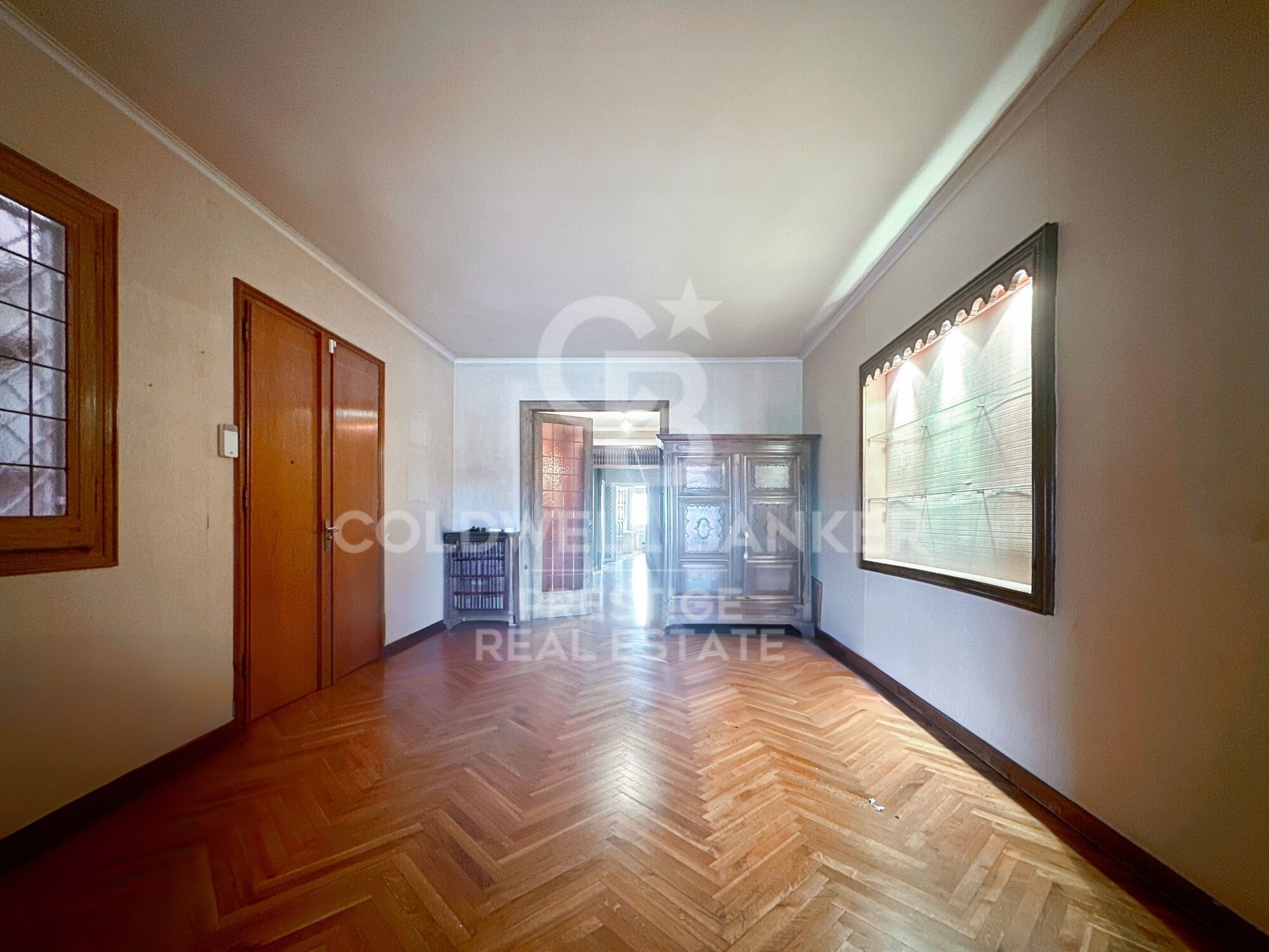 Spacious apartment to renovate in Sant Gervasi.