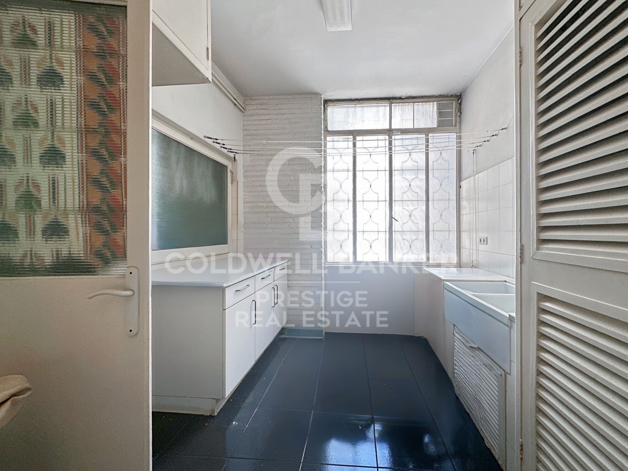 Spacious apartment to renovate in Sant Gervasi.