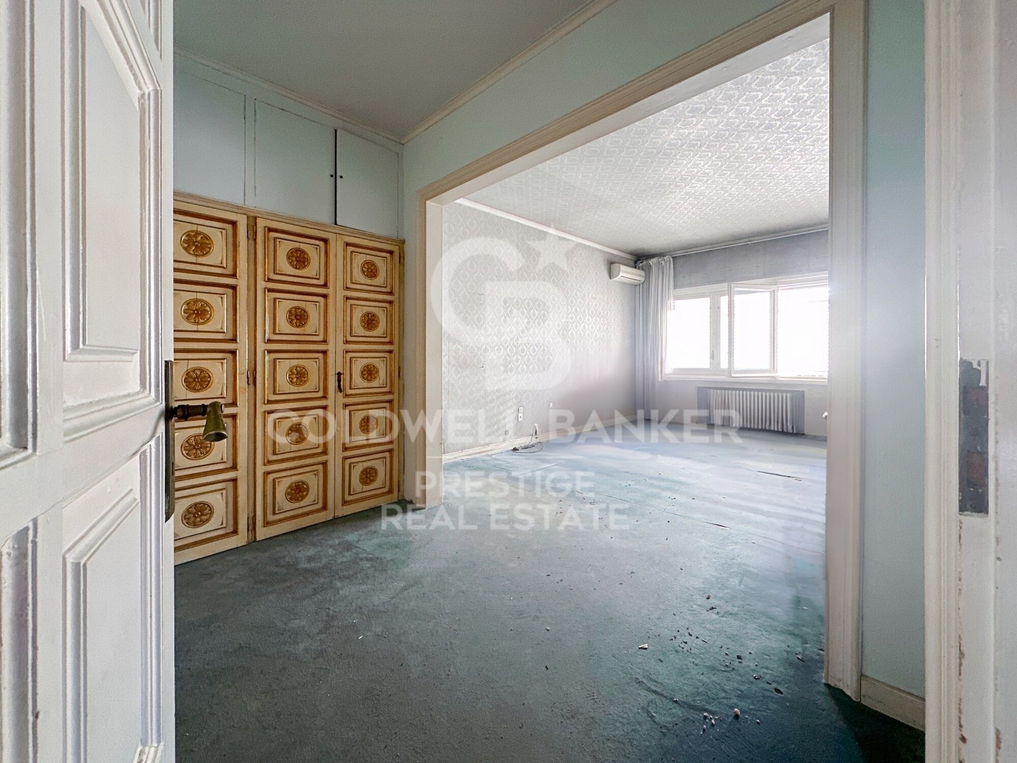 Spacious apartment to renovate in Sant Gervasi.
