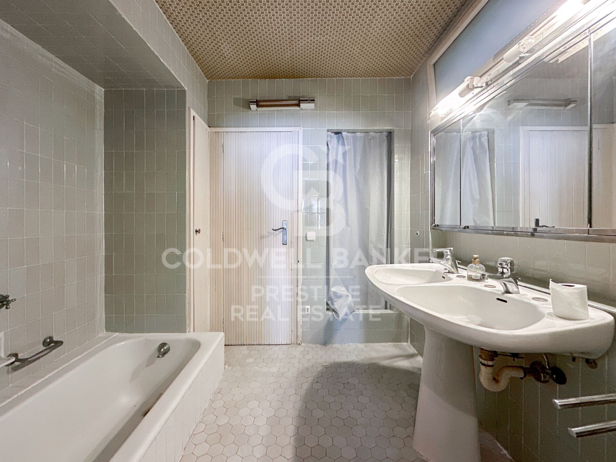 Spacious apartment to renovate in Sant Gervasi.