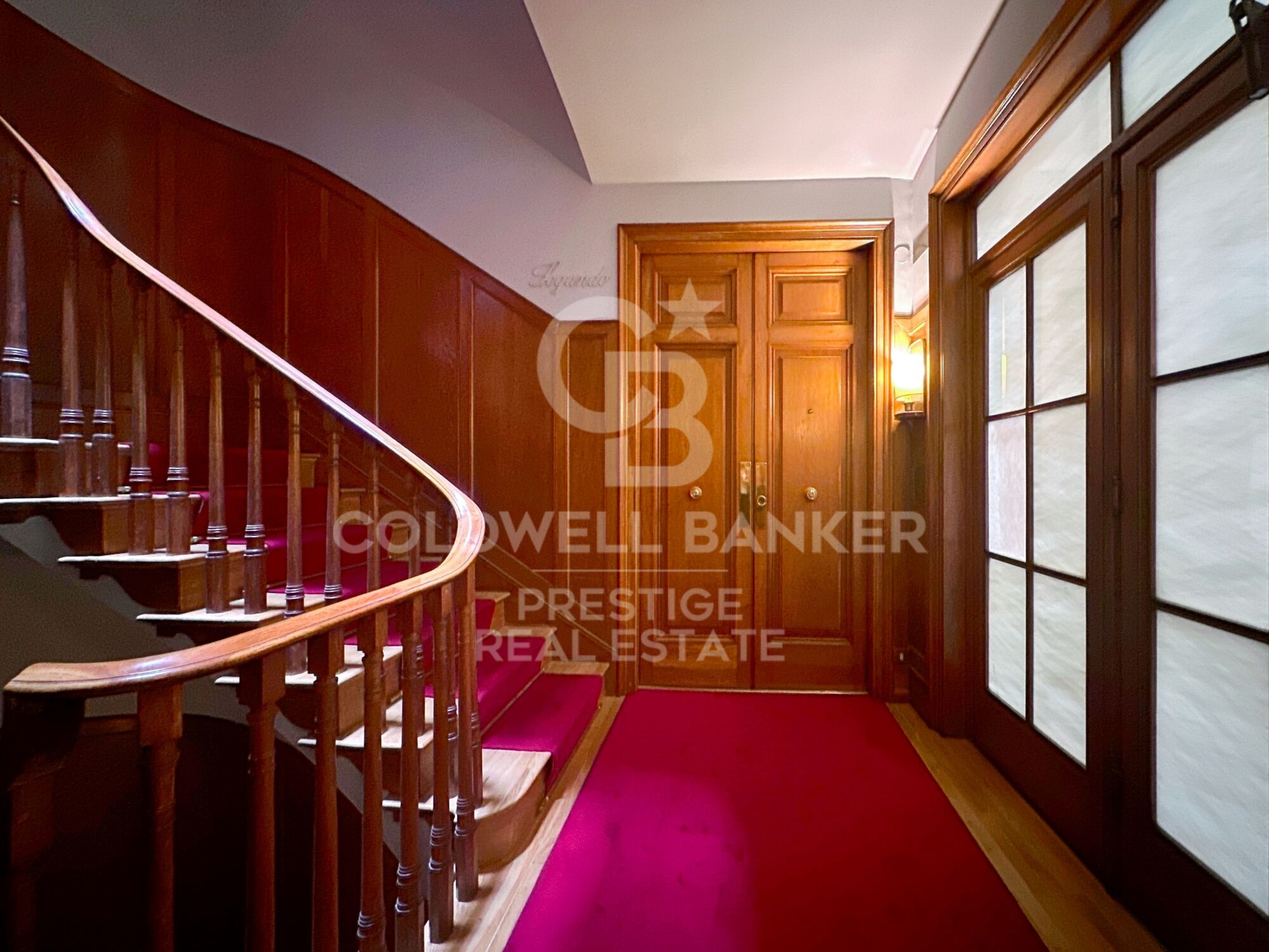 Spacious apartment to renovate in Sant Gervasi.