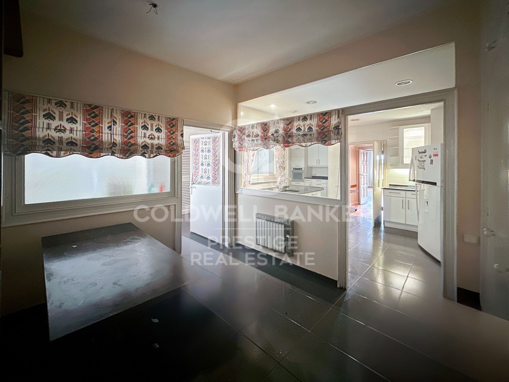 Spacious apartment to renovate in Sant Gervasi.