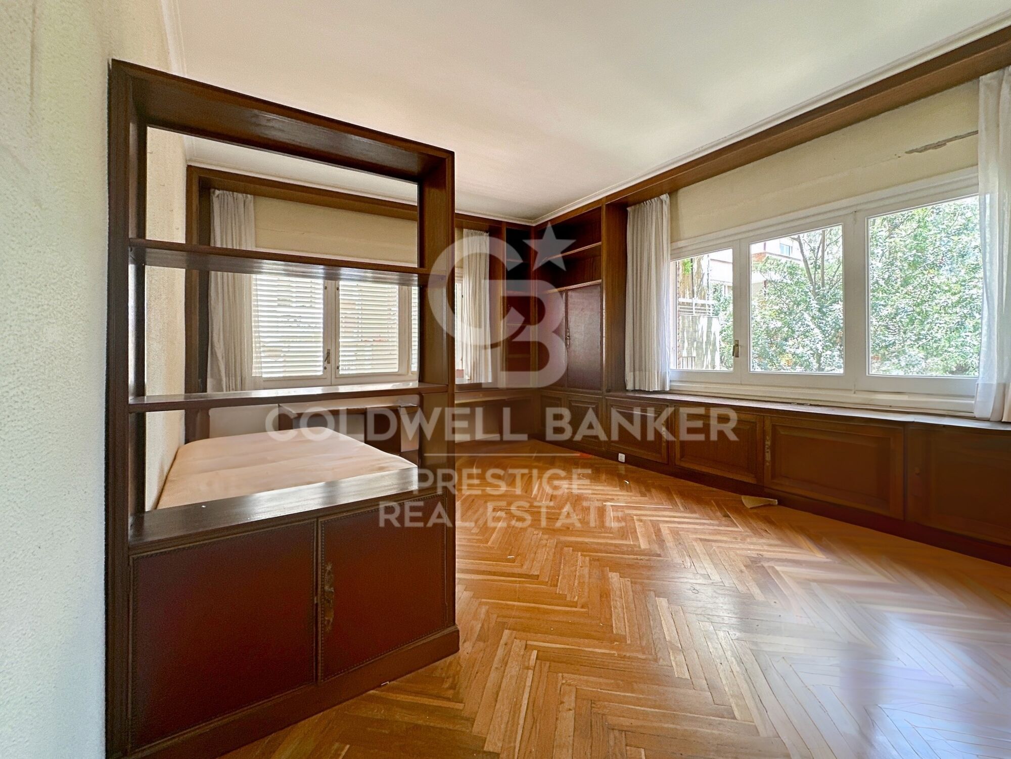 Spacious apartment to renovate in Sant Gervasi.