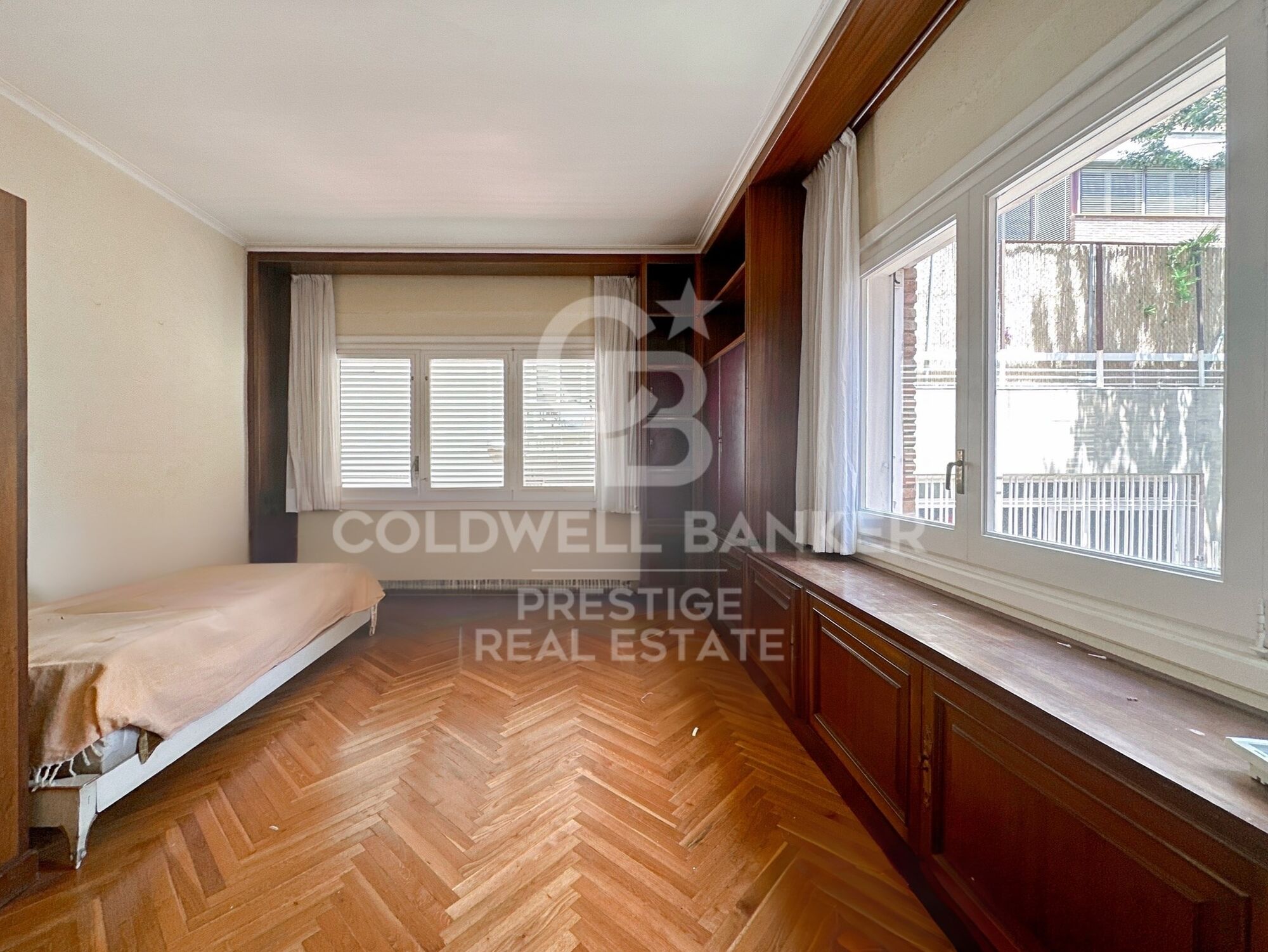 Geräumige herrschaftliche Wohnung zur Renovierung in Sant Gervasi.