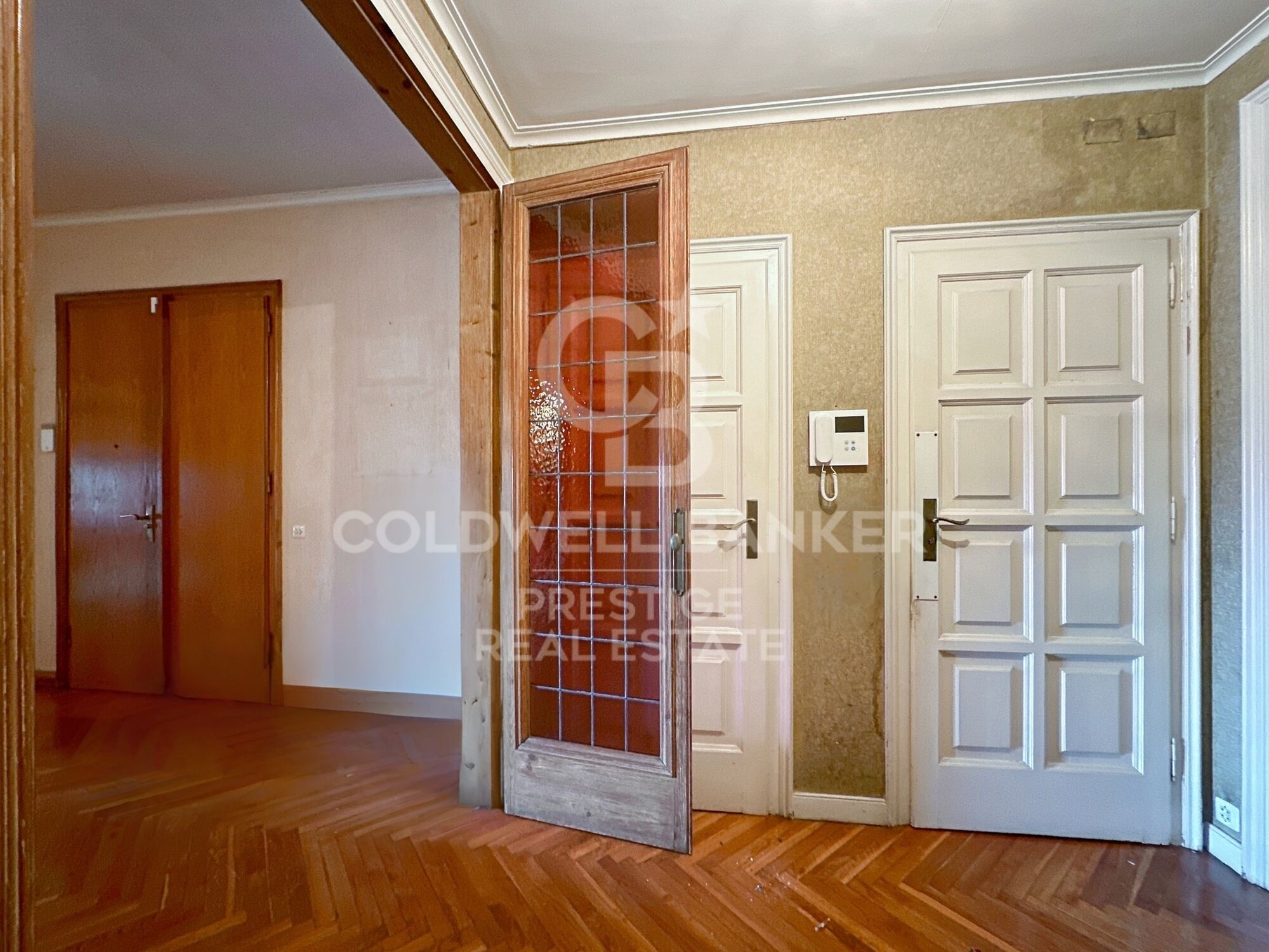 Geräumige herrschaftliche Wohnung zur Renovierung in Sant Gervasi.