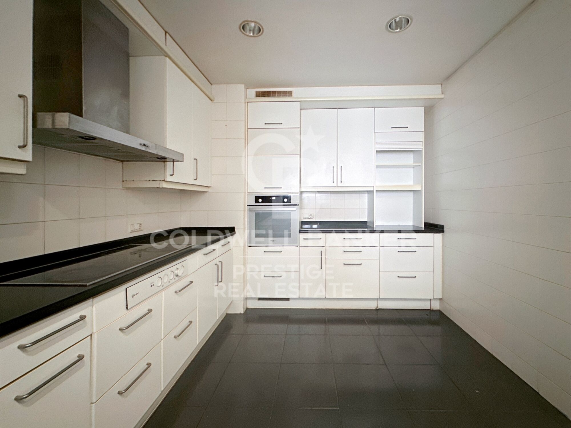 Geräumige herrschaftliche Wohnung zur Renovierung in Sant Gervasi.