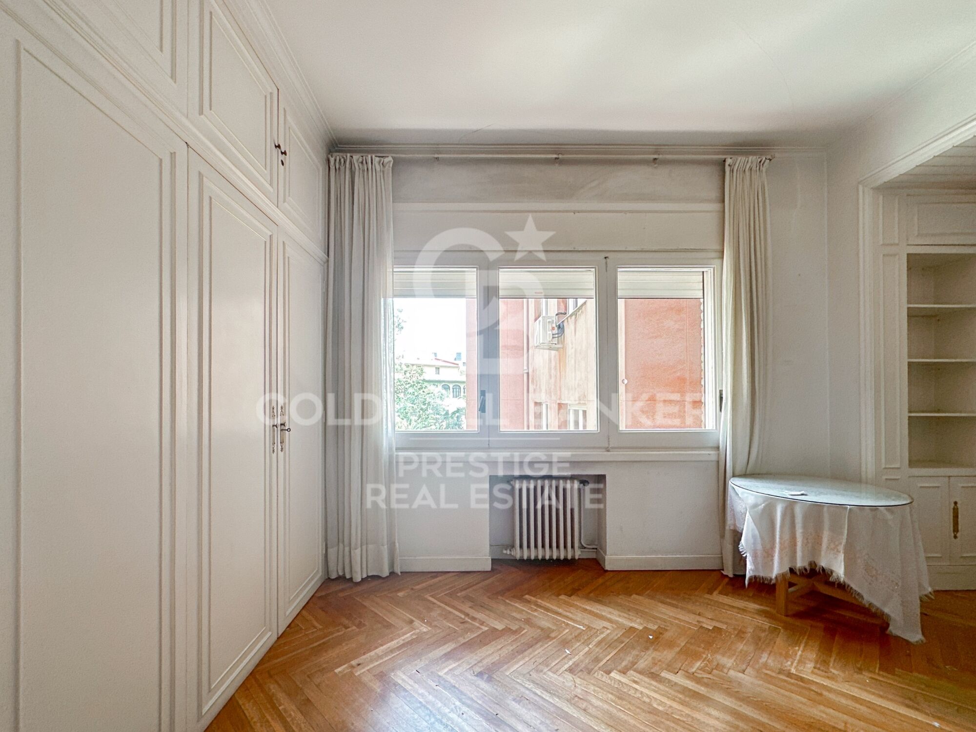 Geräumige herrschaftliche Wohnung zur Renovierung in Sant Gervasi.