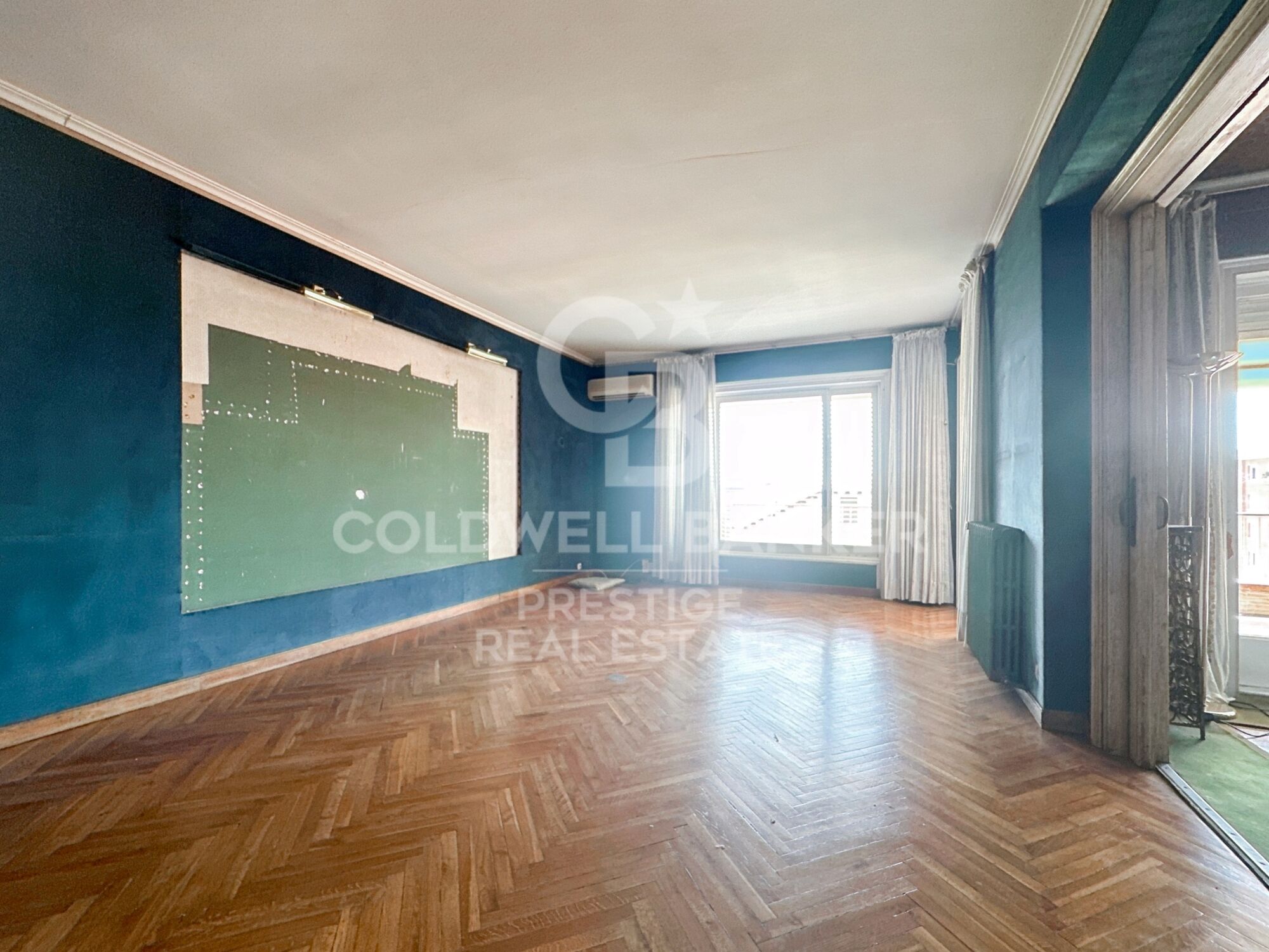 Geräumige herrschaftliche Wohnung zur Renovierung in Sant Gervasi.