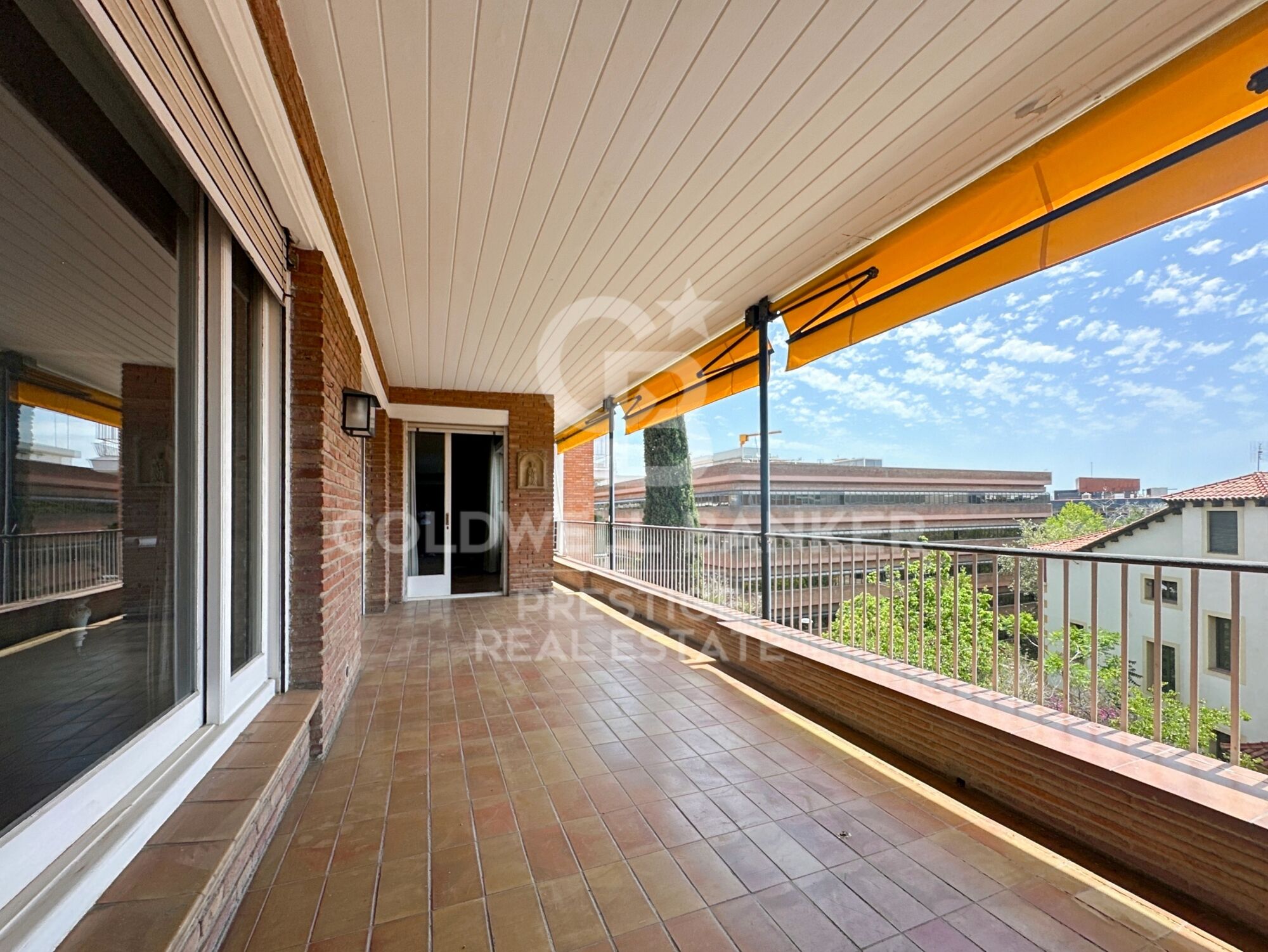 Spacious apartment to renovate in Sant Gervasi.